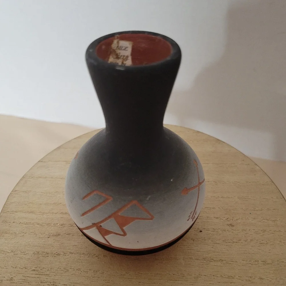 Sioux Pottery Red Elk Signed Native American Bud Vase Grey Black Etched 4 Inch